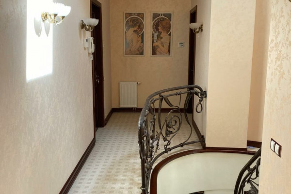 Отдельно стоящее здание в историческом центре Львова